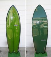【Y.U　SURF CLASSIC　レトロツインフィン】￥216、000サイズ：5’10”×21+ ×2 7/16”ボトム：フラット〜V　テール：フィッシュ　フィン：ツインフィンON　シェイパー：植田義則70年代後期〜80年代前期に使われたツインフィンよりは少々レトロなテイスト。レールtoレールのコントロールで、ルース＆ファースト。