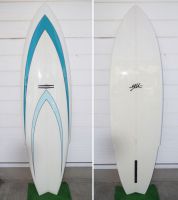 Y.U　SURF CLASSIC STINGER￥210、600サイズ：6’3”×19 7/8”×2 1/2"ボトム：フラット〜V　テール：ウィングスワロー　フィン：シングルBOX　シェイパー：植田義則70年代のテイストを味わえるレトロスティンガー、小さめのフィンを前方にセットしてルースなスピード感を。