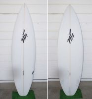 【Y.U　エクストリームカービング】￥167、400サイズ：5’10”×18 1/2”×2 1/4”ボトム：シングル〜ダブルコンケープ　テール：スカッシュ　フィン：トライ　シェイパー：植田義則スピードのあるカービングマニューバーを描き出し、エアーを含めたさまざまなテクニックのクオリティをハイレベルを引き上げる。プロサーファー御用達のモデル。ベスト体重：65〜68kg